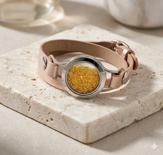 צמיד עור אמיתי עם מסקוטה זהב – קמע קבלי לשפע והגשמת משאלות