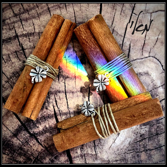 קינמון ציילוני 🍂 עם תליון תלתן – שפע, אהבה ומזל 🍀
