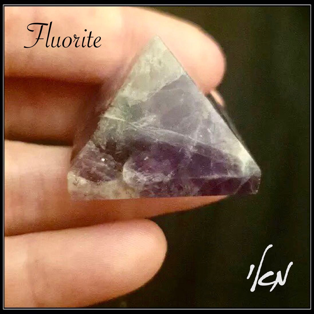 אבן פלואוריט-פירמידה - Fluorite pyramid stone